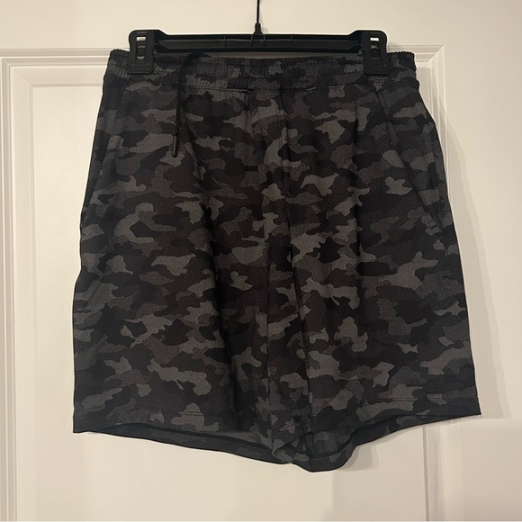 Men’s lululemon shorts - Picture 2 of 2